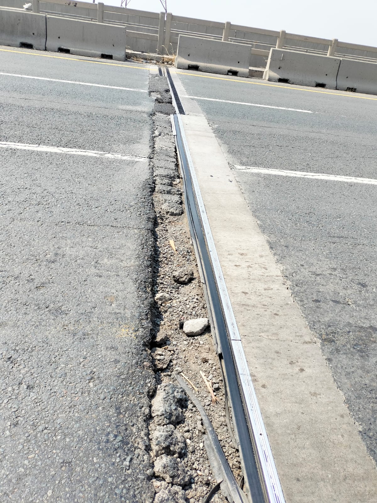 Expansion-joint rehabilitation on an M2 bridge